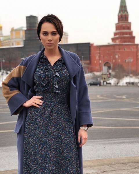 "Мир, труд, май!": Настасья Самбурская спровоцировала обсуждение своего наряда из "80-х"