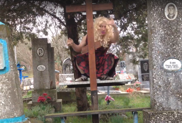 30-летний житель Тольятти станцевал на кладбище в женском платье
