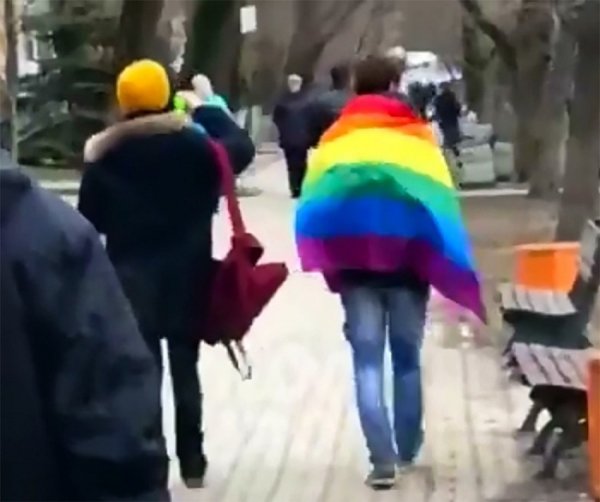 В Ростове-на-Дону парочка прогулялась с флагом геев