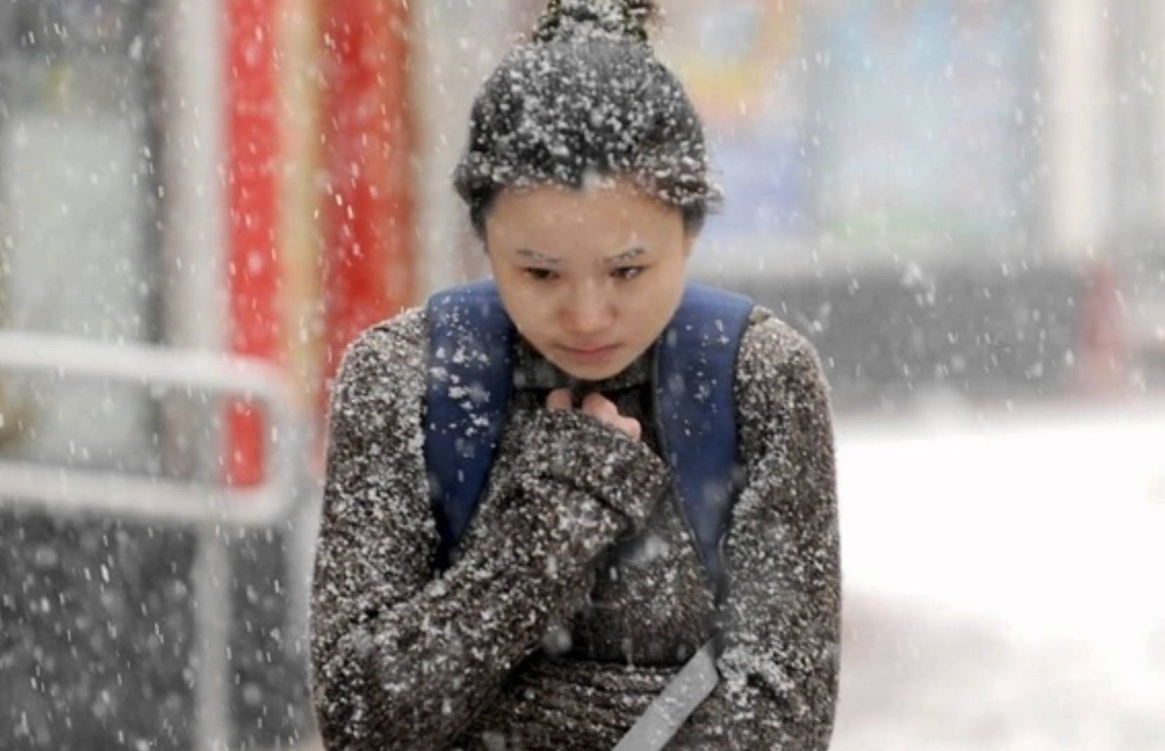 Ли холодная зима. Снег в Китае. Китаец в снегу. В Китае идет снег. В Китае бывает снег.