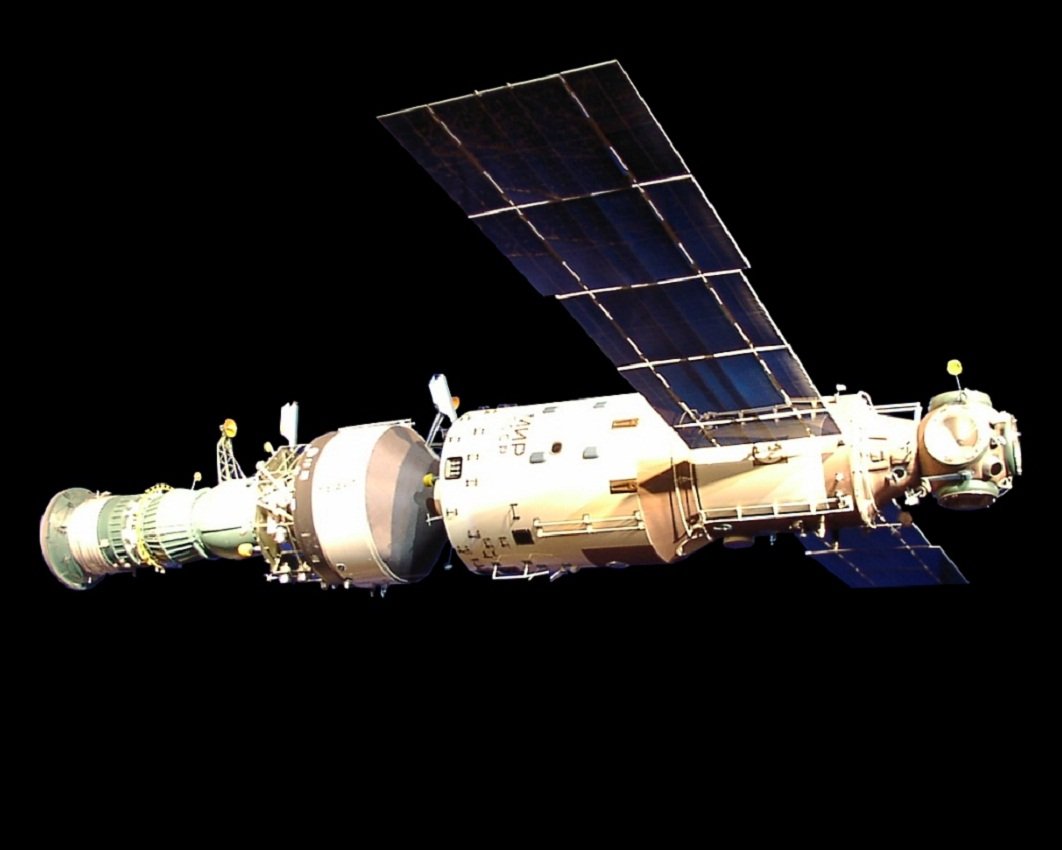 Mir medium. Модуль Квант-1 станции мир. Квант модуль орбитальной станции мир. Салют-3 орбитальная станция. Базовый блок орбитальной станции «мир».