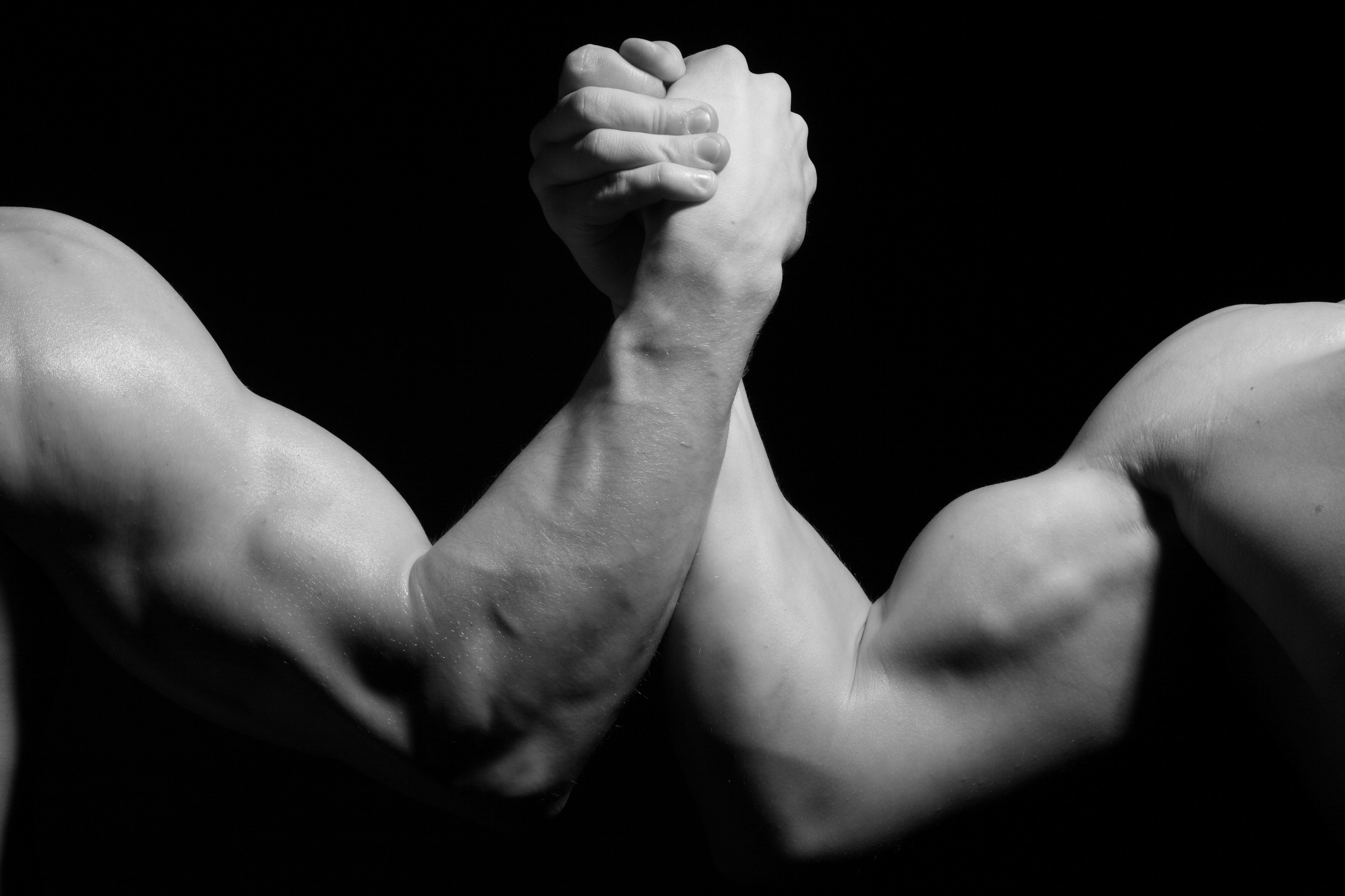Иметь сильную руку. Армрестлинг. Мужская рука. Сильные мужские руки. Накаченные руки.