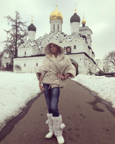 Анастасия Волочкова без макияжа поздравила с Вербным воскресеньем