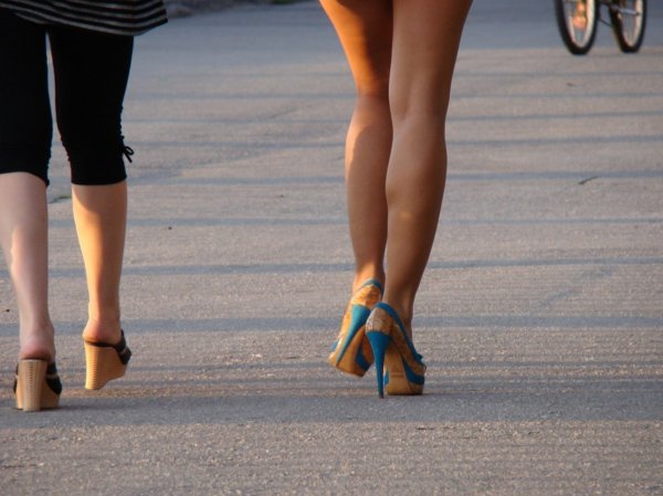Потеплело: В Воронеже появились девушки в коротких шортах