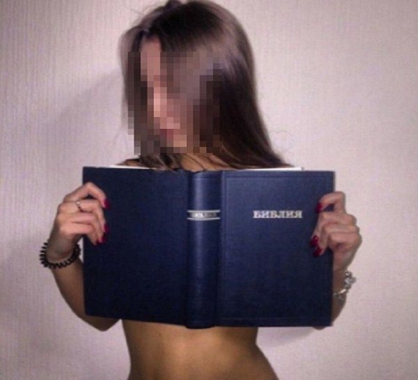 Дочь градоначальника Сосновки прикрыла обнаженную грудь Библией