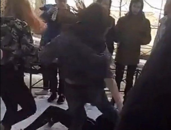 Это тебе за все: Школьницы из Петербурга избили ровесницу на камеру