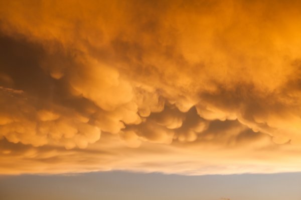 "Предвестники апокалипсиса": В небе над Нижним Новгородом наблюдают странные облака