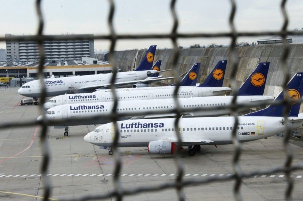 Из-за забастовок в аэропортах Германии отменено 800 рейсов