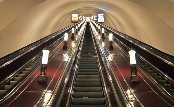 В метро Петербурга объяснили, почему поручни эскалатора движутся быстрее ступеней
