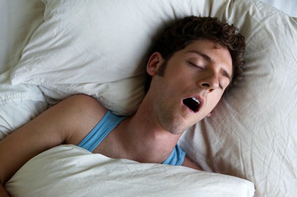 Ученые: Сон с открытым ртом приводит к развитию кариеса