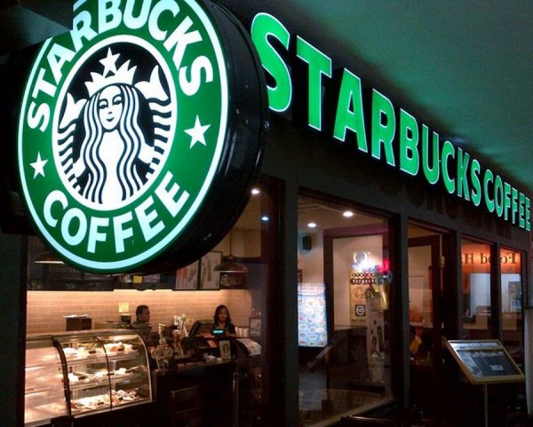 В США сеть кофеен Starbucks обвинили в проявлении расизма