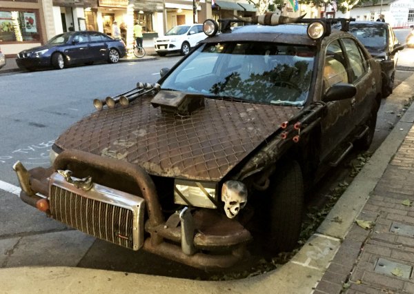Энтузиасты из Петербурга создали «брутальный» автомобиль на случай зомби-апокалипсиса