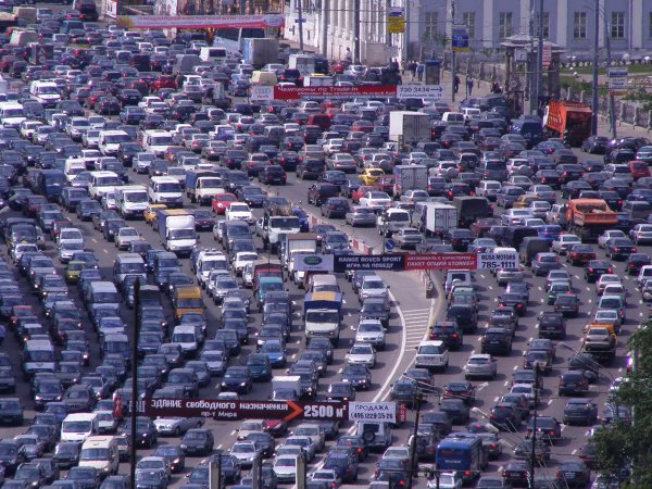 Автомобильные пробки в Москве достигли 10 баллов