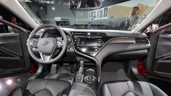 В России стартовали "живые" продажи новой Toyota Camry