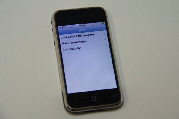 В Сети появились фотографии прототипа iPhone 2G чёрного цвета