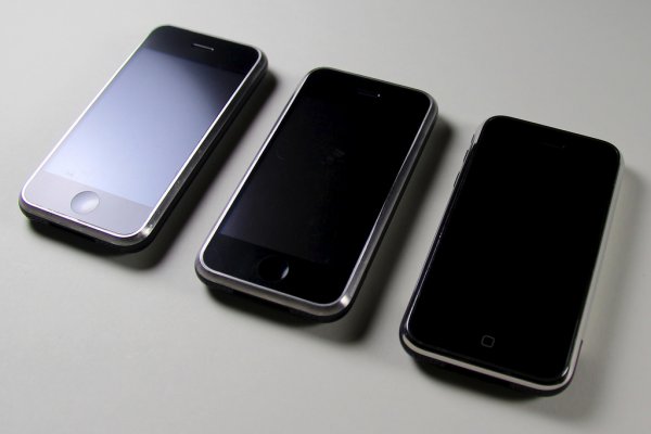 В Сети появились фотографии прототипа iPhone 2G чёрного цвета
