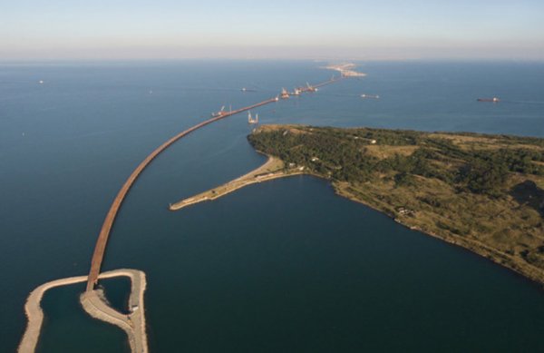 Продолжение скандала с Крымским мостом: Киеву понадобился остров Тузла