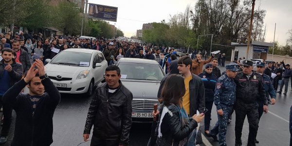 В ходе столкновений активисты подрались с полицией в Армении