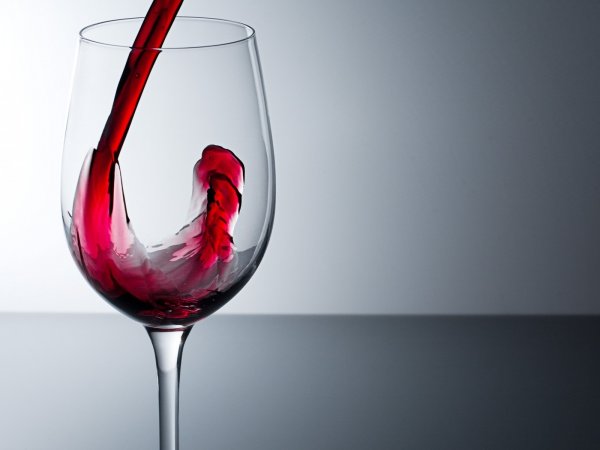 Ученые выяснили, на сколько лет сокращает жизнь выпитый бокал вина