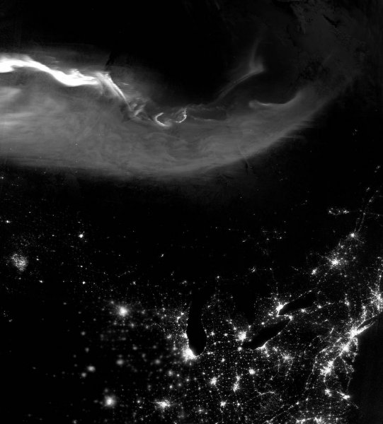 Астрономы показали уникальное фото черно-белого северного сияния