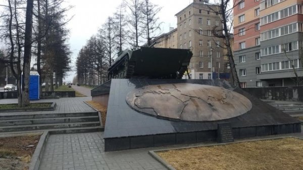 В Новосибирске злоумышленники развернули памятник БМП