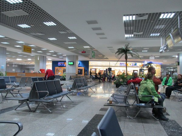 В аэропортах Москвы запретили сидеть на полу и лежать на креслах