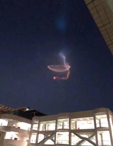 В Пекине астральное явление в ночном небе вызвало появление НЛО 