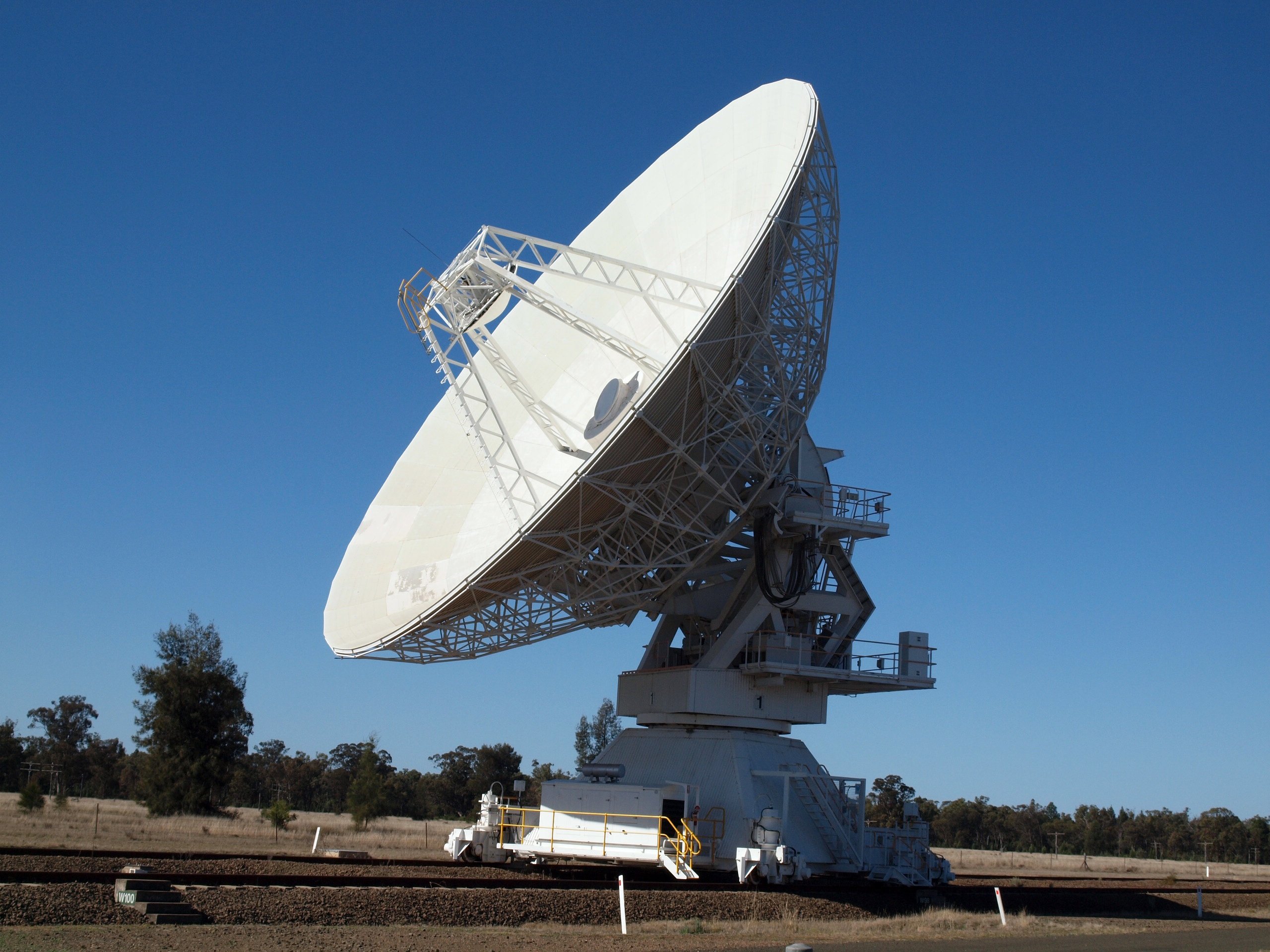 Satellite dish. Телескопы и радиотелескопы. Параболическая антенна радиотелескопа. Антенна РЛС. Радиотелескопы астрономия.