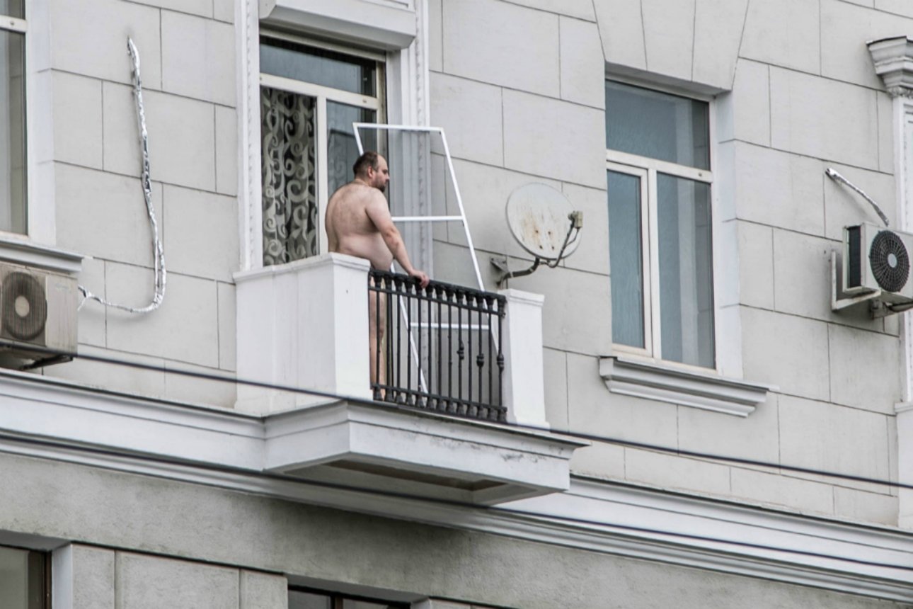 мужик выходит на балкон голым (120) фото