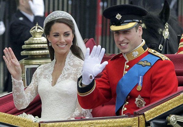 Сохраненный кусок торта со свадьбы принца Уильяма и Кейт Миддлтон продадут на аукционе