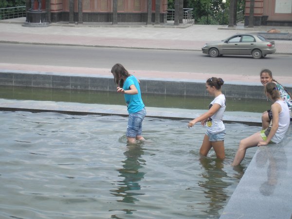 В Смоленске подростки начали купаться в фонтане