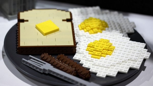 LEGO-робота научили готовить яичницу с беконом
