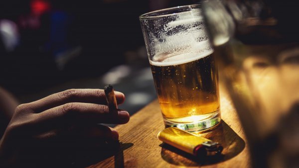 Ученые: Алкоголь и сигареты опаснее тяжелых наркотиков