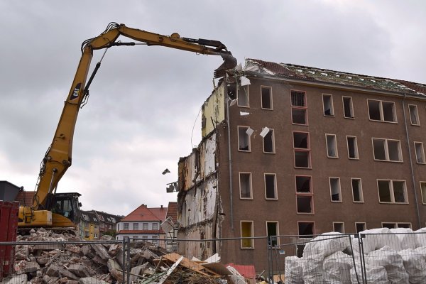 Дрон заснял детали сноса сгоревшего здания ТРЦ «Зимняя вишня» в Кемерово