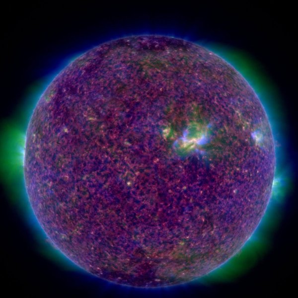 NASA показало фиолетовое Солнце