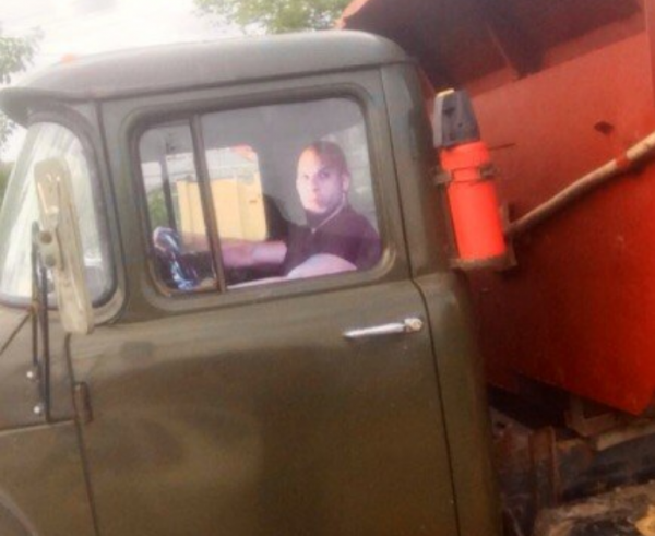 В Воронеже заметили двойника Вина Дизеля за рулём грузовика ЗИЛ