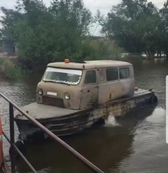 Плавающий УАЗ «Пирожок» ввел в ступор жителей Астраханской области