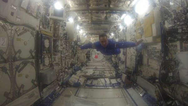 Антон Шкаплеров показал, как люди могут летать по МКС