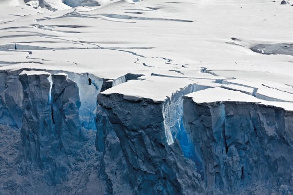 Ученые: Подо льдами Антарктиды скрыты три гигантских каньона
