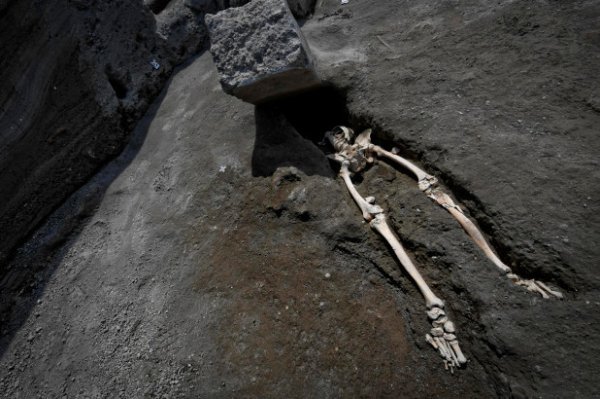 В Помпеях нашли скелет мужчины, который пытался выжить во время извержения Везувия