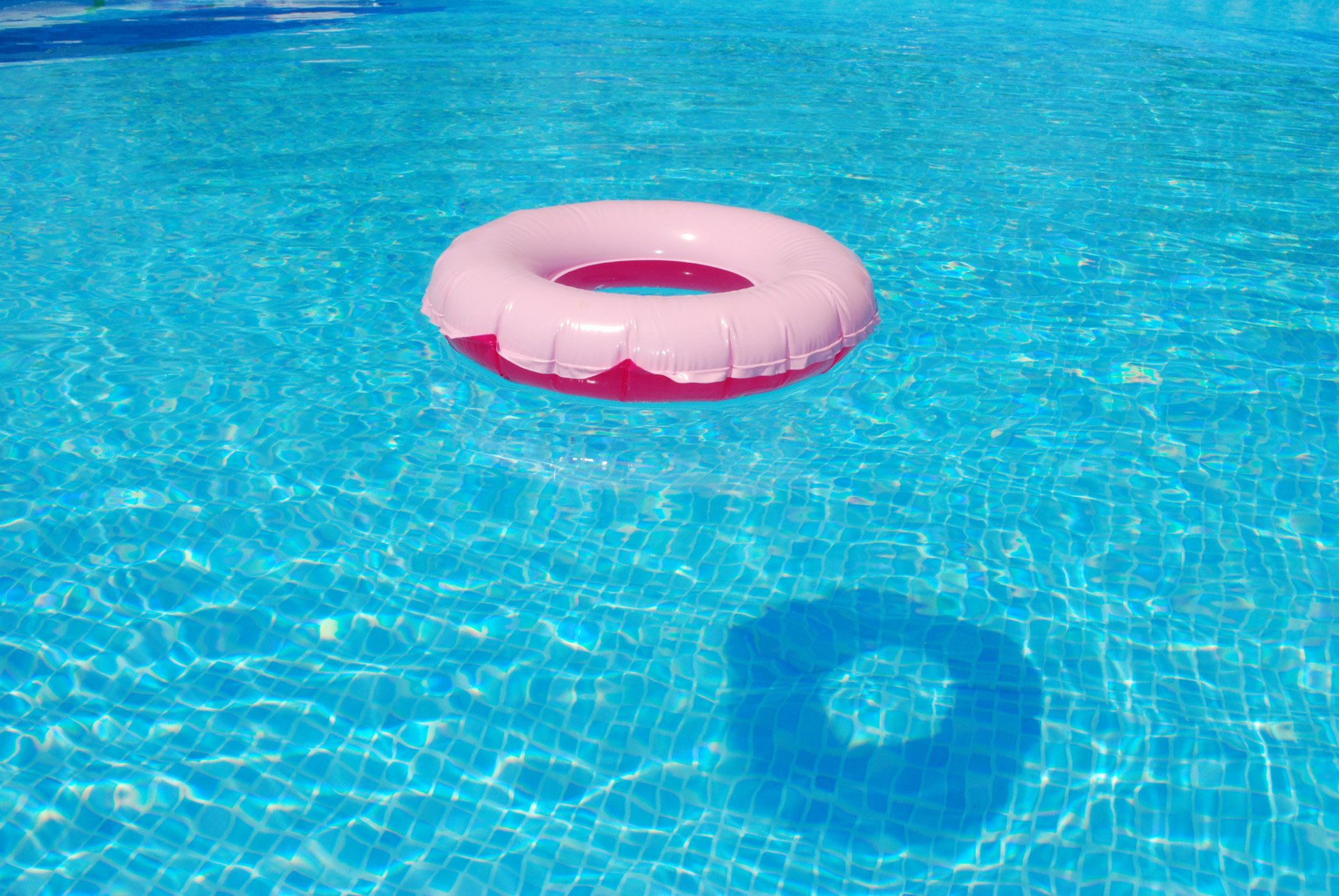 Надувной круг на воде. Плавательный круг Aquaviva av42dy для аквапарков (165x107 см). Вода в бассейне. Спасательный круг в бассейне. Чистая вода в бассейне.