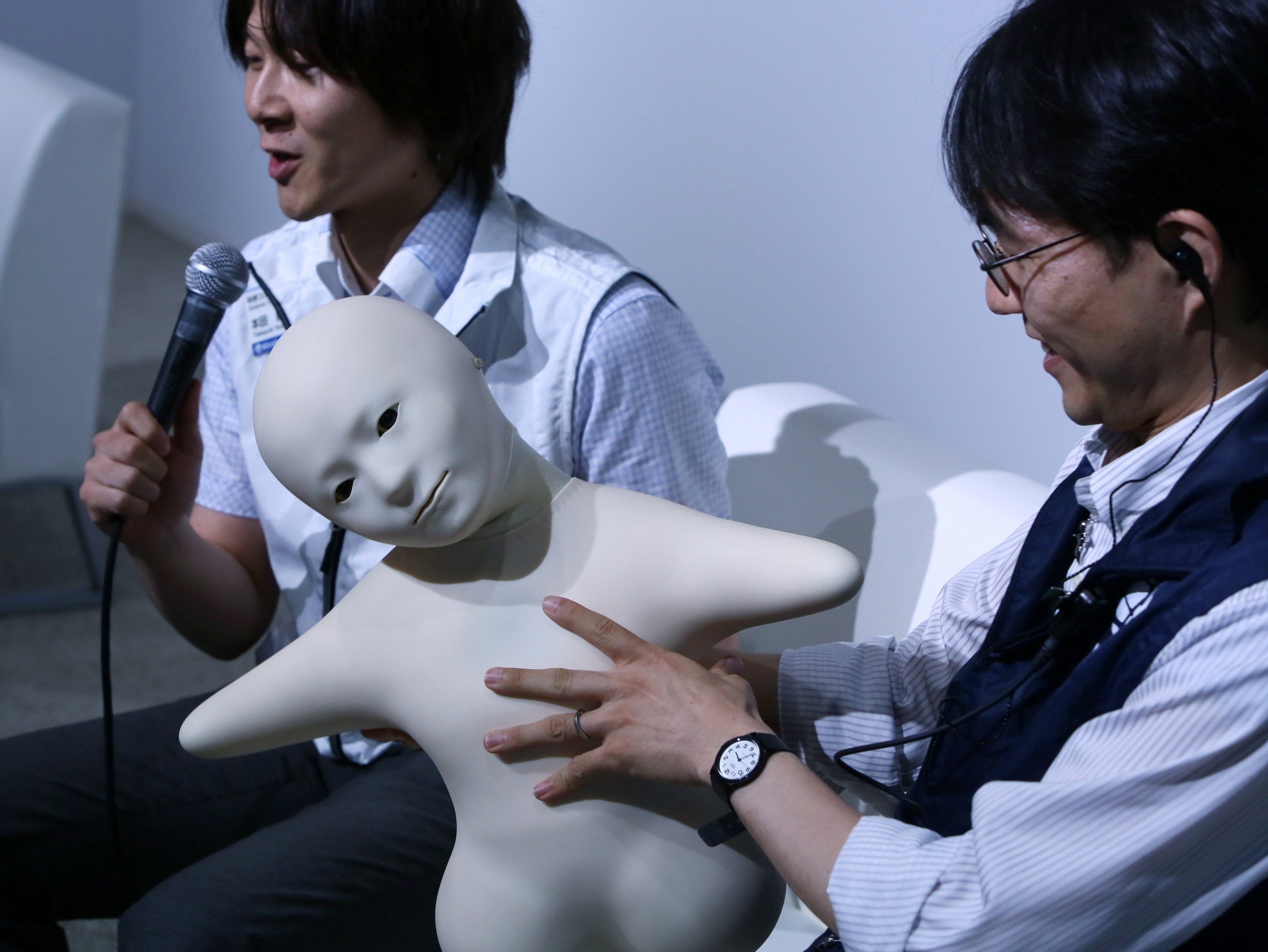 Случаи с ии. Роботы в Японии. Робототехника Японии. Искусственный интеллект в Японии. Японский робот человек.
