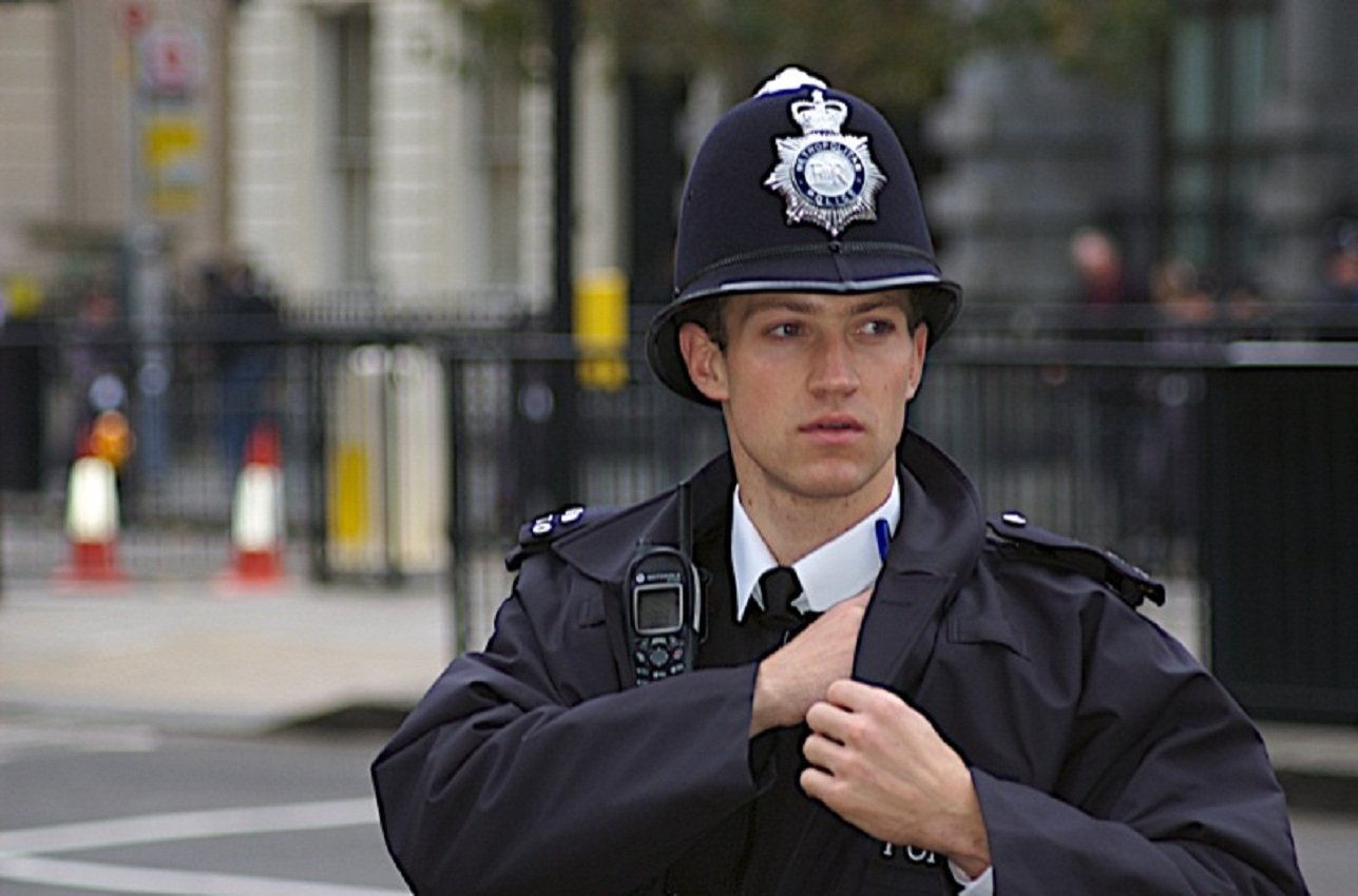 Pleasing the policeman. Английский Бобби Бобби полицейский. Констебль Лондон. Полиция Бобби Лондон. Полиция Великобритании.