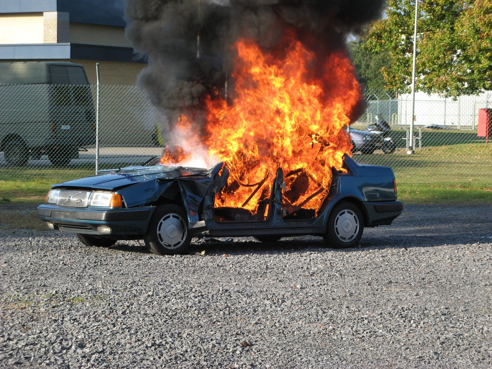 Включи огонь машину. Машина загорелась на ходу.
