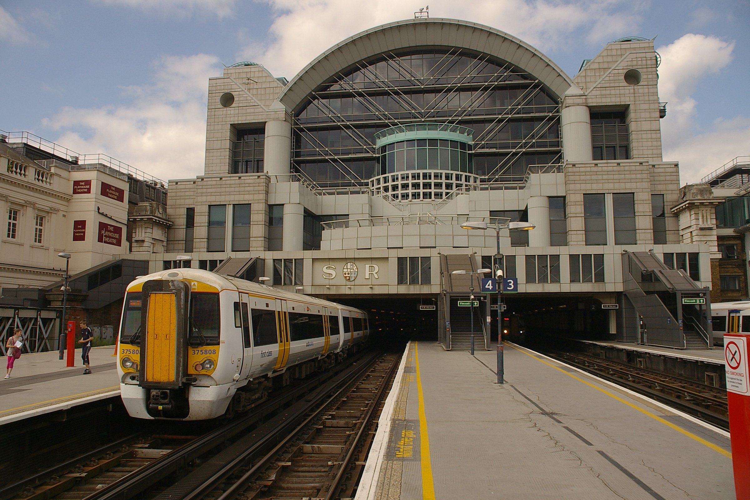 Railways london. Вокзал Чаринг кросс. Вокзал Чаринг кросс в Лондоне. Железнодорожный вокзал Чаринг - кросс-. Чаринг-кросс (станция метро).