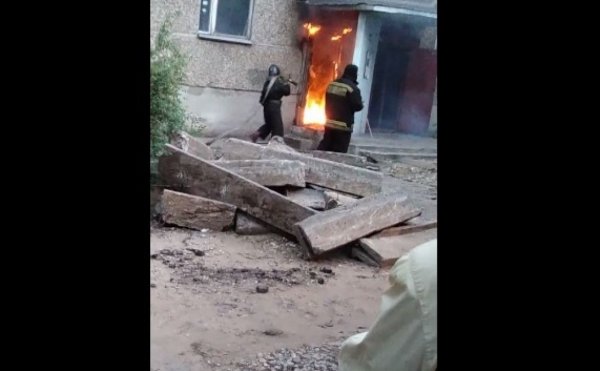 На видео попал пылающий мусоропровод в многоэтажке в Воронеже
