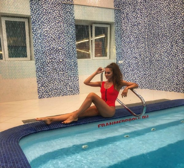 Отдыхать – не работать: Анна Бузова очаровала фанатов новым фото в купальнике