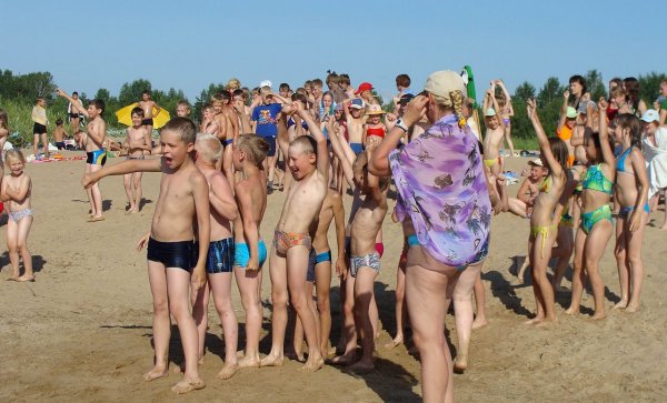 В детском лагере на Урале отравились 64 человека