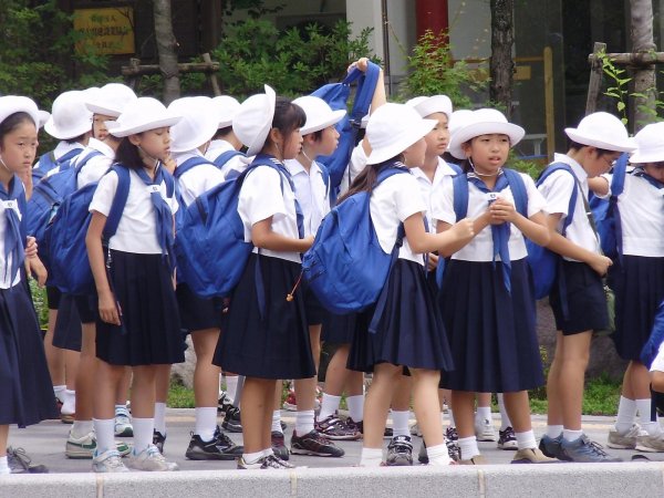В Японии из-за «запаха маникюра» в школе госпитализировали семь детей