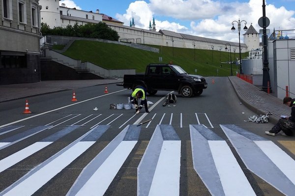 Экспериментальная 3D-"зебра" в Казани напугала водителей и гаишников